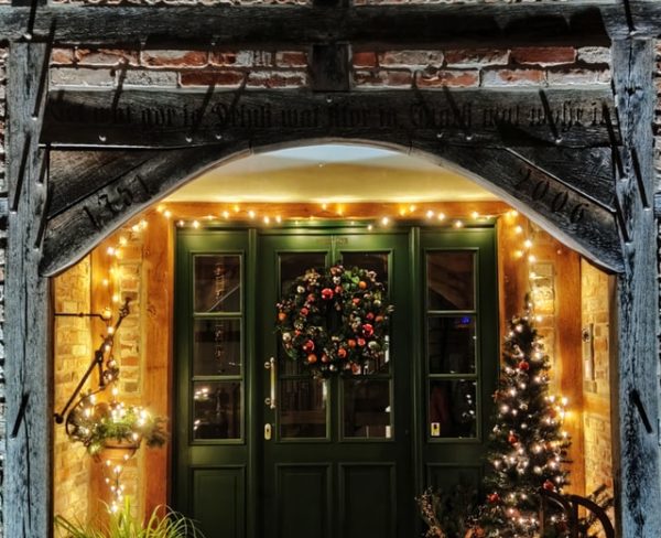 How to decorate your door for Christmas without damaging your door